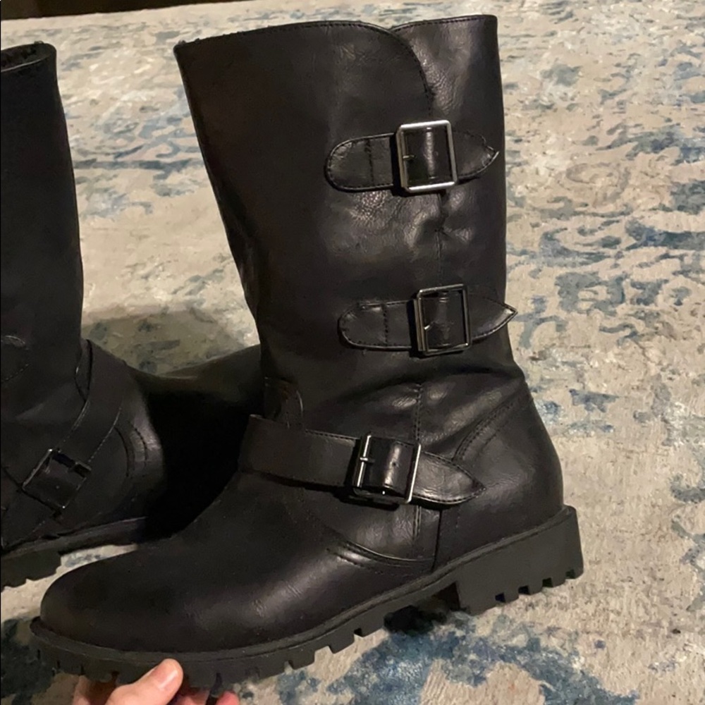 Black winter boots with warm “fur” inside.